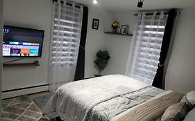 Charming & Comfy Apartment, Close To Highway, Wifi, Netflix, Amazon Prime